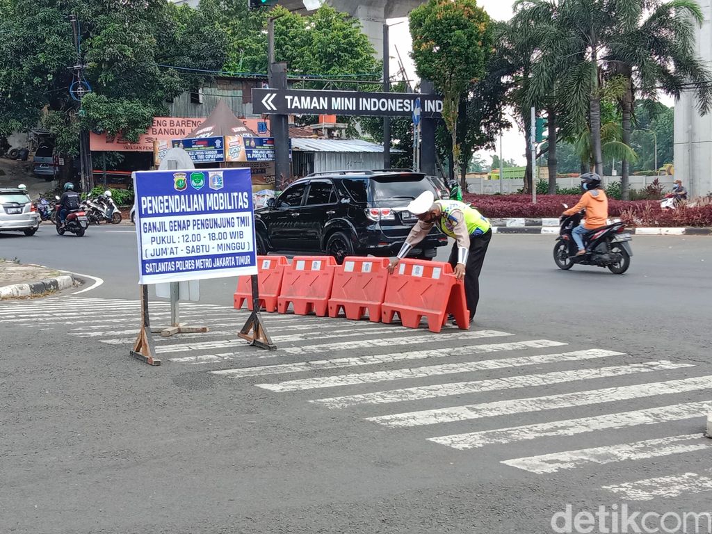 Penjagan ganjil genap di TMII, Jakarta Timur, 25 September 2021. (Annisa Rizky Fadhila/detikcom)