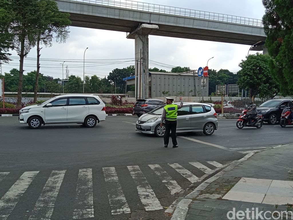 Penjagan ganjil genap di TMII, Jakarta Timur, 25 September 2021. (Annisa Rizky Fadhila/detikcom)