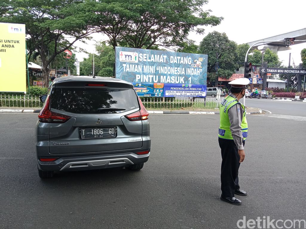 Penjagan ganjil genap di TMII, Jakarta Timur, 25 September 2021. (Annisa Rizky Fadhila/detikcom)