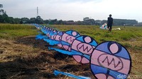 Membuat layangan naga dengan panjang 100 meter tersebut bukanlah hal yang mudah. Awalnya, Achmad Farid ini mencoba dan gagal. Namun, karena menyukai layangan dirinya pantang menyerah, akhirnya berhasil.