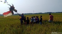 Untuk menerbangkan layangan naga ini, memang perlu latihan, tidak semua orang bisa, karena perlu trik tersendiri. Satu layangan naga plastik, bisa membutuhkan dua hingga lima orang untuk bisa mengudara.