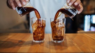 Jangan Asal Ngopi Saat Cuaca Panas, Ini 5 Tips Jaga Tubuh Tetap Terhidrasi