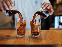 Jangan Asal Ngopi Saat Cuaca Panas, Ini 5 Tips Jaga Tubuh Tetap Terhidrasi