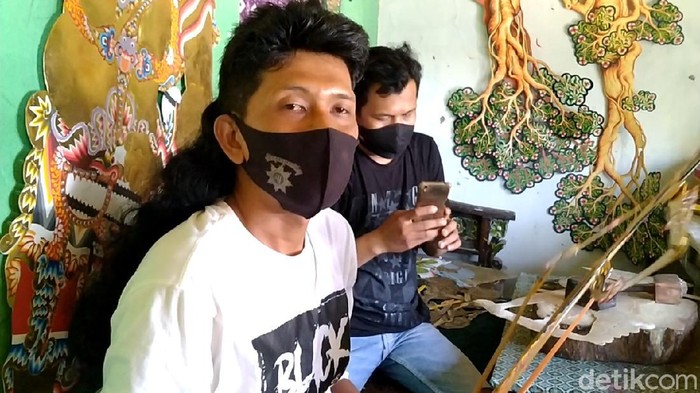 Di balik keindahan karya seni wayang kulit yang merupakan peninggalan leluhur, ada perjuangan pilu para penatah.
