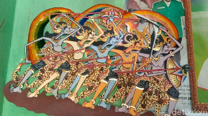 Di balik keindahan karya seni wayang kulit yang merupakan peninggalan leluhur, ada perjuangan pilu para penatah.