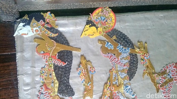 Di balik keindahan karya seni wayang kulit yang merupakan peninggalan leluhur, ada perjuangan pilu para penatah.