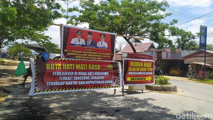 Potret jalan poros rusak parah di Kota Kendari. Potret jalan poros rusak parah di Kota Kendari.