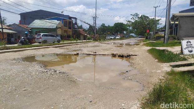 Potret jalan poros rusak parah di Kota Kendari.