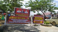 Selain memasang tulisan yang menuding Pemprov Sultra butah hati-mati rasa, warga juga memasang sepanduk berisi foto Gubernur Sultra Ali Mazi, Wagub Sultra Lukman Abunawas, dan Kadis Sumber Air dan Bina Marga Burhanuddin.