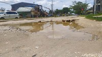 Adi yang merupakan warga sekitar mengatakan jalan tersebut sudah berkali-kali mengalami kerusakan sehingga terkesan hanya menjadi jalan tambal sulam saja.