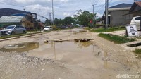 Jalan yang ditambal-sulam bertahan beberapa bulan saja kemudian rusak lagi. 