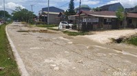 Ruas jalan yang rusak parah itu terletak di Jl Brigjen Katamso, Kelurahan Baruga, Kecamatan Baruga, Kendari.