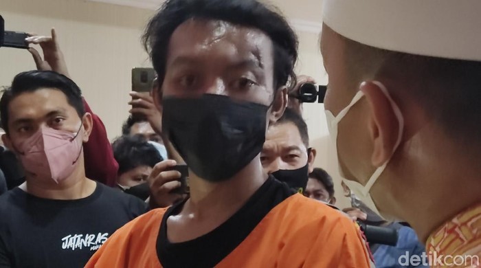 Pria inisial KB (22) yang nekat membakar mimbar Masjid Raya Makassar. (Hermawan/detikcom)