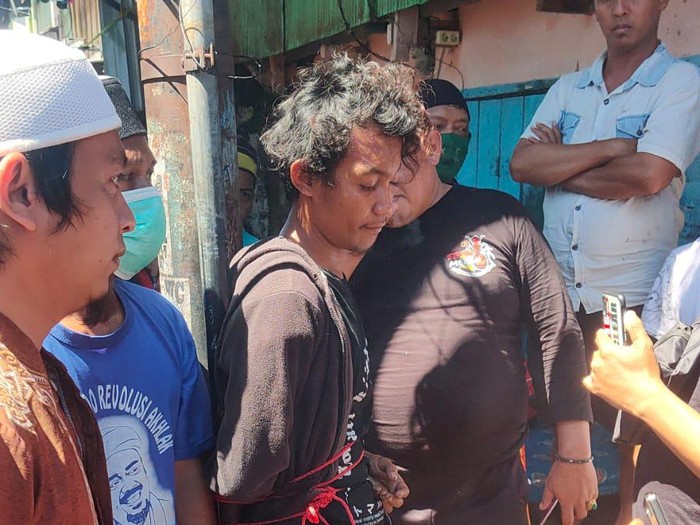 Pria pembakar mimbar Masjid Raya Makassar (tangan terikat) saat diamankan. (dok. Istimewa)