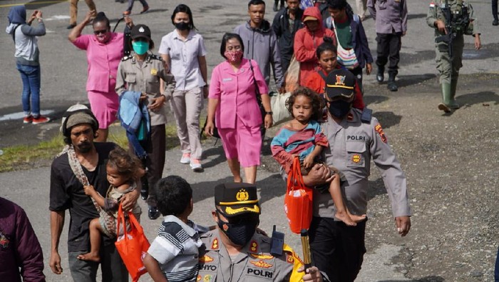 Proses evakuasi warga Kiwirok, Pegunungan Bintang, Papua usai serangkaian teror teroris KKB.