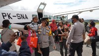 Personel TNI dari Kolakops Korem 172/PWY kembali mengevakuasi 3 orang ke Jayapura, Papua. Evakuasi dilakukan menggunakan helikopter tipe 412 EP TNI-AD Noreg HA-5155. Kejadian aksi teror yang dilakukan oleh kelompok separatis teroris (KST) di distrik Kiwirok, Kabupaten Pegunungan Bintang, beberapa waktu lalu, telah menyebabkan masyarakat mengungsi ke Pos TNI. (dok. Antara)