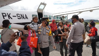 Potret Warga Kiwirok Papua Dievakuasi Gegara Serangan Teroris KKB