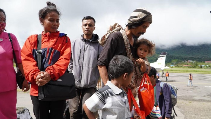 Proses evakuasi warga Kiwirok, Pegunungan Bintang, Papua usai serangkaian teror teroris KKB.