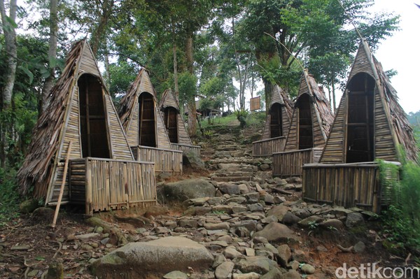 Setidaknya, ada 10 tempat untuk berfoto dengan berbagai ciri khasnya masing-masing di Rangon Hills Bogor. Mulai dari sebuah gardu pandang hingga beberapa tempat foto yang menantang adrenaline yang membuat para pengunjung yang berfoto mendapatkan hasil foto yang unik dan pengalaman tersendiri saat mencobanya (Foto: Luthfi Hafidz/detikcom) Setidaknya, ada 10 tempat untuk berfoto dengan berbagai ciri khasnya masing-masing di Rangon Hills Bogor. Mulai dari sebuah gardu pandang hingga beberapa tempat foto yang menantang adrenaline yang membuat para pengunjung yang berfoto mendapatkan hasil foto yang unik dan pengalaman tersendiri saat mencobanya (Foto: Luthfi Hafidz/detikcom)