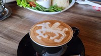 Selain makanan yang lezat, ada juga Hazelnut Latte (Rp31.000) yang punya rasa yang unik dan berbeda. Hazelnut latte di sini memiliki rasa kopi yang lebih kuat namun tetap seimbang dan akan cocok bagi pencinta kopi. Foto: detikcom/Diah Afrilian