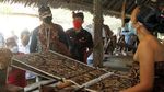 Sandi Berdayakan Perajin Satu Desa di Bali untuk Menenun