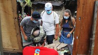 Pesanan tenun ini ternyata bisa memperkerjakan satu desa untuk mengerjakannya. 