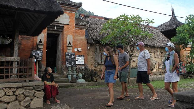 Menparekraf Sandiaga Uno memberdayakan para perajin tenun di Desa Tenganan, Bali, untuk souvenir di perhelatan G20.