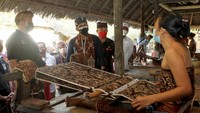 Menteri Pariwisata dan Ekonomi Kreatif/Kepala Badan Pariwisata dan Ekonomi Kreatif Sandiaga Salahuddin Uno (kiri) berbincang dengan pengrajin tenun di Desa Tenganan, Karangasem, Bali, Sabtu (25/9/2021).