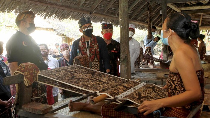 Sandi Berdayakan Perajin Satu Desa Tenganan untuk Menenun Menparekraf Sandiaga Uno memberdayakan para perajin tenun di Desa Tenganan, Bali, untuk souvenir di perhelatan G20.