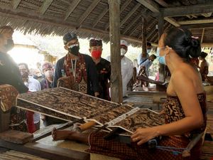 Sandi Berdayakan Perajin Satu Desa di Bali untuk Menenun