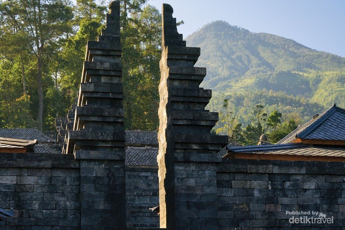 Candi Cetho dengan Latar Belakang Gunung Lawu