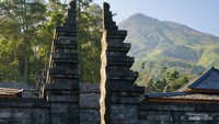 Candi Cetho dengan latar belakang Gunung Lawu.