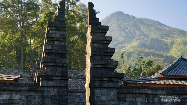 Candi Cetho dengan Latar Belakang Gunung Lawu