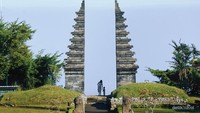 Pagi hari bersama ibu di Candi Cetho.
