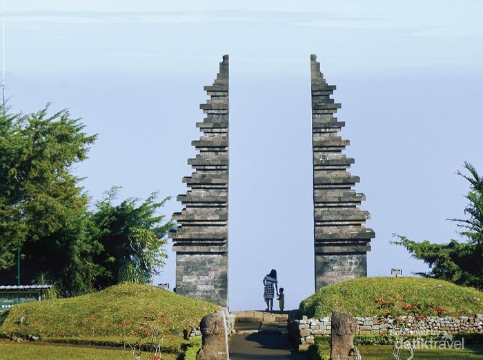Pagi hari bersama ibu di Candi Cetho.