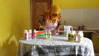 Pengurus Harian Kelompok Peternak Kambing Mendo Mukti, Yuni Kurniawan menjelaskan awal mulanya dia menitipkan kambing etawa untuk dipelihara. Namun tahun 2018 Yuni mulai fokus untuk mengembangkan susu kambing etawa. Foto: detikcom/Pradito Rida Pertana