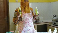 Hal tersebut menyebar dari mulut ke mulut dan banyak yang menghubungi Yuni untuk memesan susu kambing etawa. Dia mengaku pandemi ini menjadi berkah baginya bahkan saat ini dia kewalahan memenuhi permintaan susu kambing. Foto: detikcom/Pradito Rida Pertana