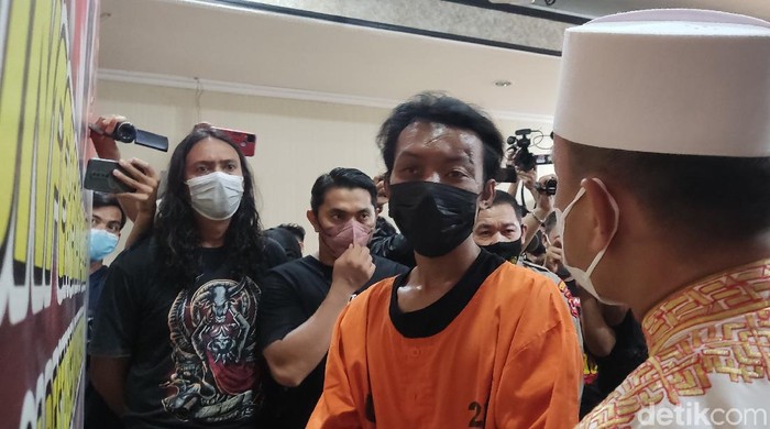 Tampang pria yang nekat membakar mimbar Masjid Raya Makassar. Tampang pria yang nekat membakar mimbar Masjid Raya Makassar.