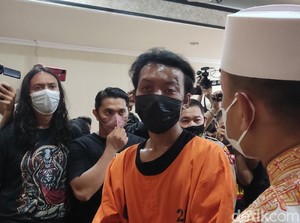Gempar Pria Bakar Mimbar-Sajadah Masjid Raya Makassar