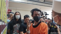 Dia berhasil melarikan diri setelah sempat dikejar sekuriti.