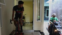 Salah seorang atlet sepatu roda Jawa Timur, Yossy Aditya Nugraha tetap melakukan latihan di rumah agar tetap bugar dan fit.