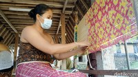  Ada dua daya tarik utama desa ini.  Dari sisi alam kami memiliki areal persawahan dan hutan adat yang sudah diakui oleh Kementerian Kehutanan sebagai hutan adat sehingga negara sudah melindungi hutan ini.