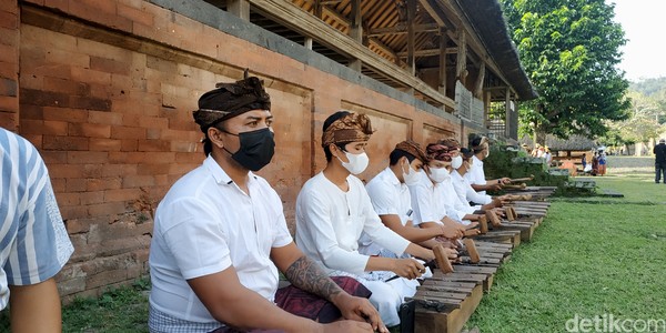 Desa Wisata Tenganan Pegringsingan sebagai salah satu dari 179 desa wisata yang ada di Pulau Dewata. Desa wisata Bali aga ini terletak di Kecamatan Manggis, Kabupaten Karangasem dengan jumlah kepala keluarga (KK) sebanyak 225 dan 750 jiwa penduduk. Desa Wisata Tenganan Pegringsingan sebagai salah satu dari 179 desa wisata yang ada di Pulau Dewata. Desa wisata Bali aga ini terletak di Kecamatan Manggis, Kabupaten Karangasem dengan jumlah kepala keluarga (KK) sebanyak 225 dan 750 jiwa penduduk.