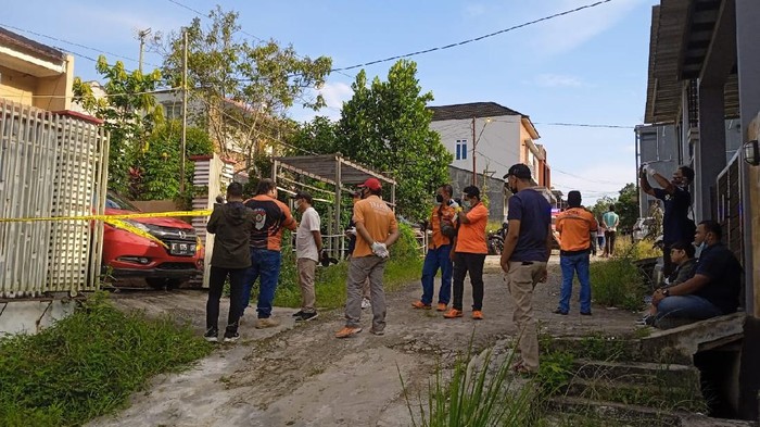 Tim Inavis Polresta Samarinda oleh TKP di rumah korban