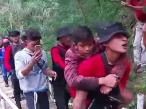 Salut! Aksi Kompak Tim Penyelamat Bocah Pendaki di Gunung Guntur