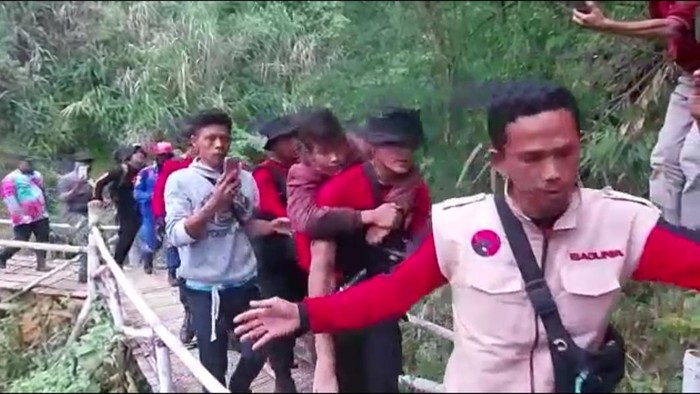 Tim Penyelamat Bocah Pendaki di Garut