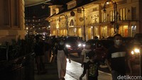 Laju kendaraan turut melambat begitu melintasi pusat keramaian.