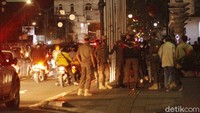 Sejumlah petugas dari Satpol PP Kota Bandung pun turun ke lapangan untuk mengingatkan warga.