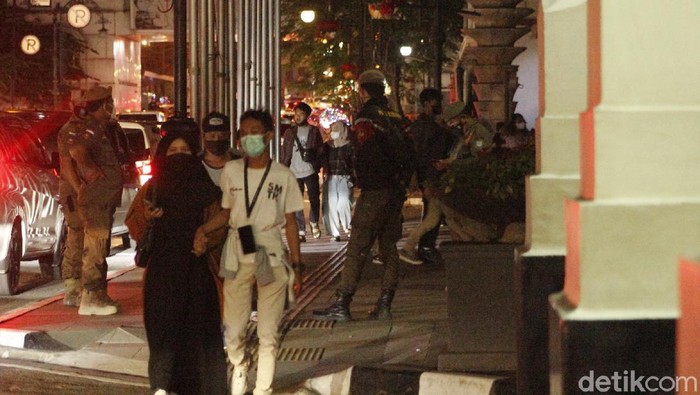 Kawasan Asia Afrika, Kota Bandung dipadati warga malam ini. Kerumunan warga terlihat mulai di area Gedung Merdeka, Masjid Raya Bandung hingga Jalan Braga.