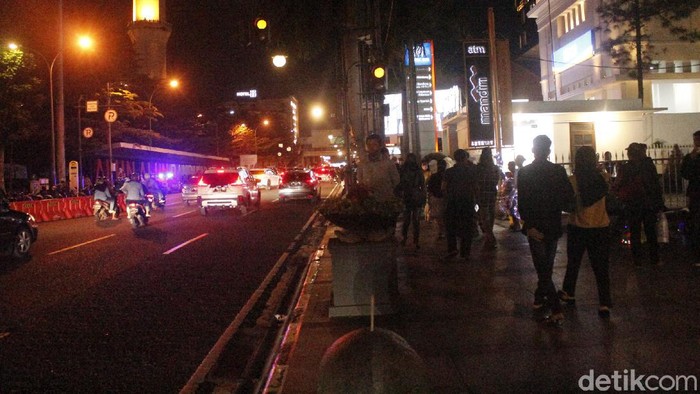 Kawasan Asia Afrika, Kota Bandung dipadati warga malam ini. Kerumunan warga terlihat mulai di area Gedung Merdeka, Masjid Raya Bandung hingga Jalan Braga.
